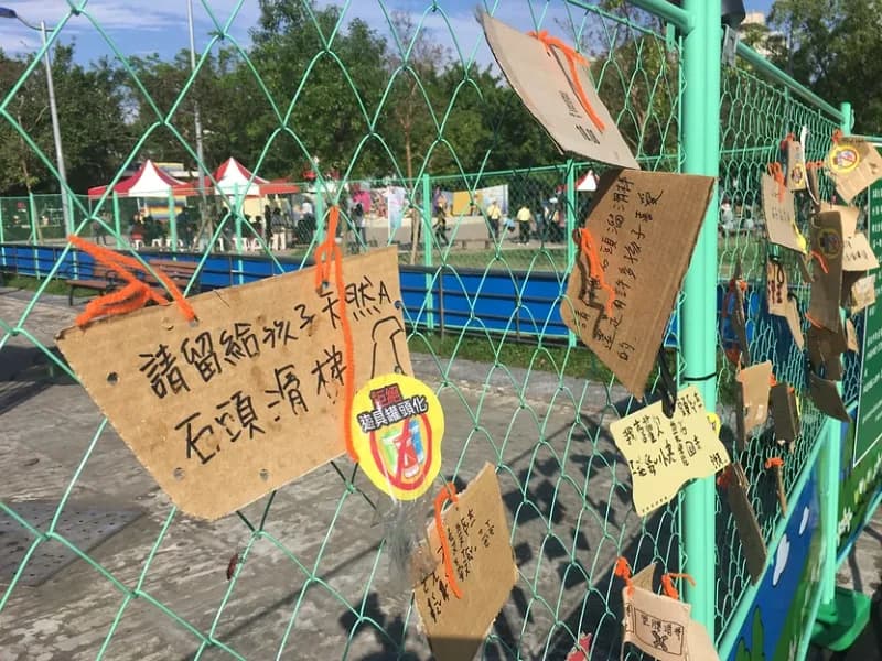 2015年台北市以符合CNS安全標準為由,拆除大安森林公園的磨石子溜滑梯,改建為塑膠罐頭遊具,引發家長不滿,掀起全台公園革命。 圖/張世杰攝影